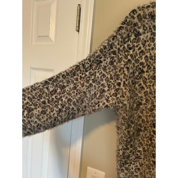BKE Boutique Fuzzy Leopard Print V-Neck Cozy Sweater Women's Size L - Picture 7 of 8